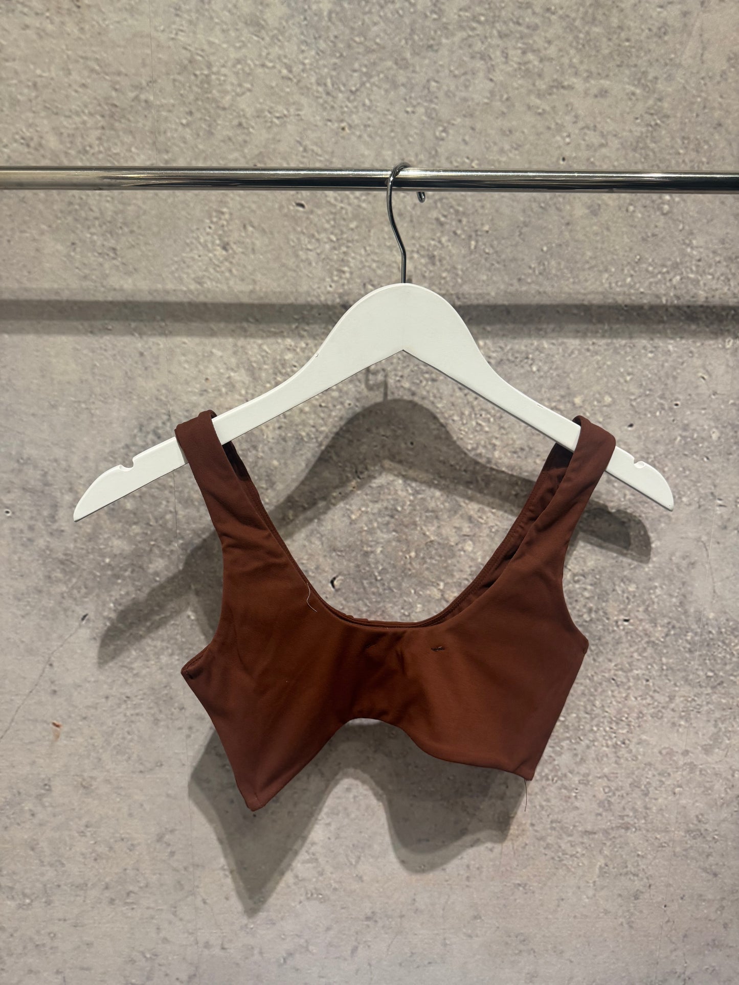 8586: BROWN CROP TOP
