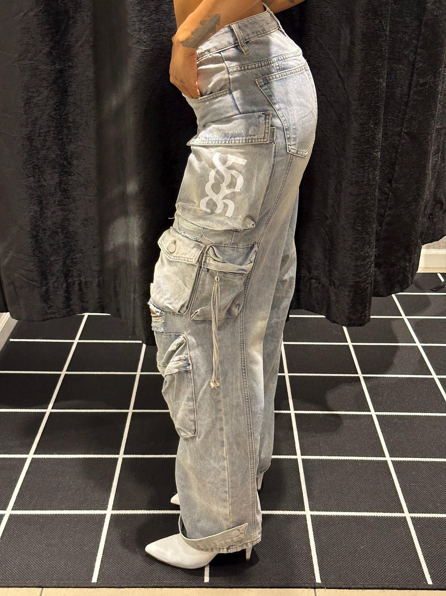 womens distressed cargo pocket jeans - 8586