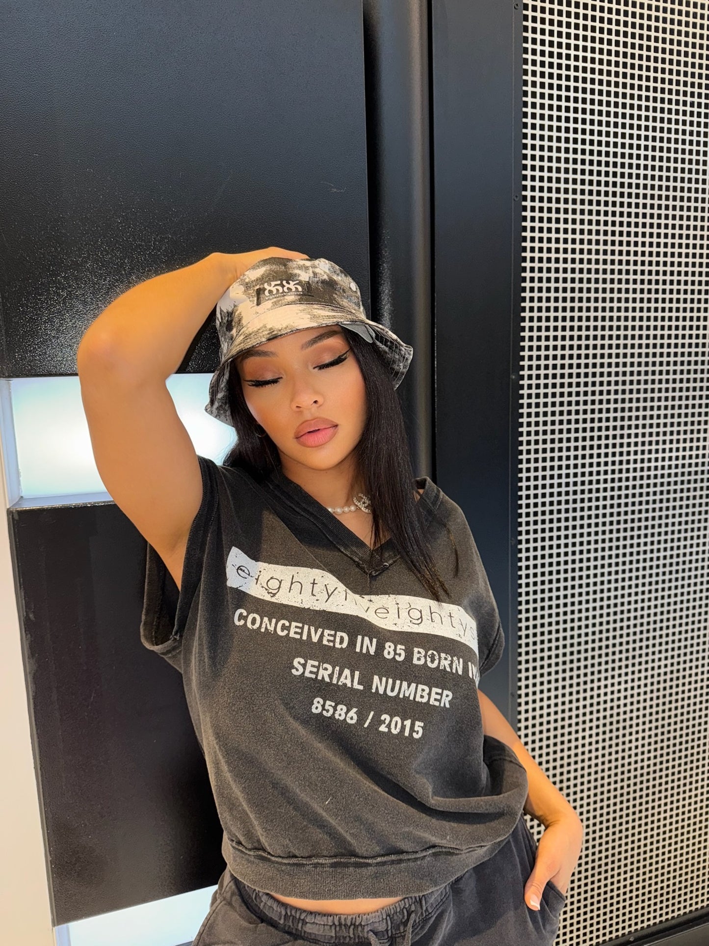 8586: ANNIVERSARY SLEEVELESS VEST