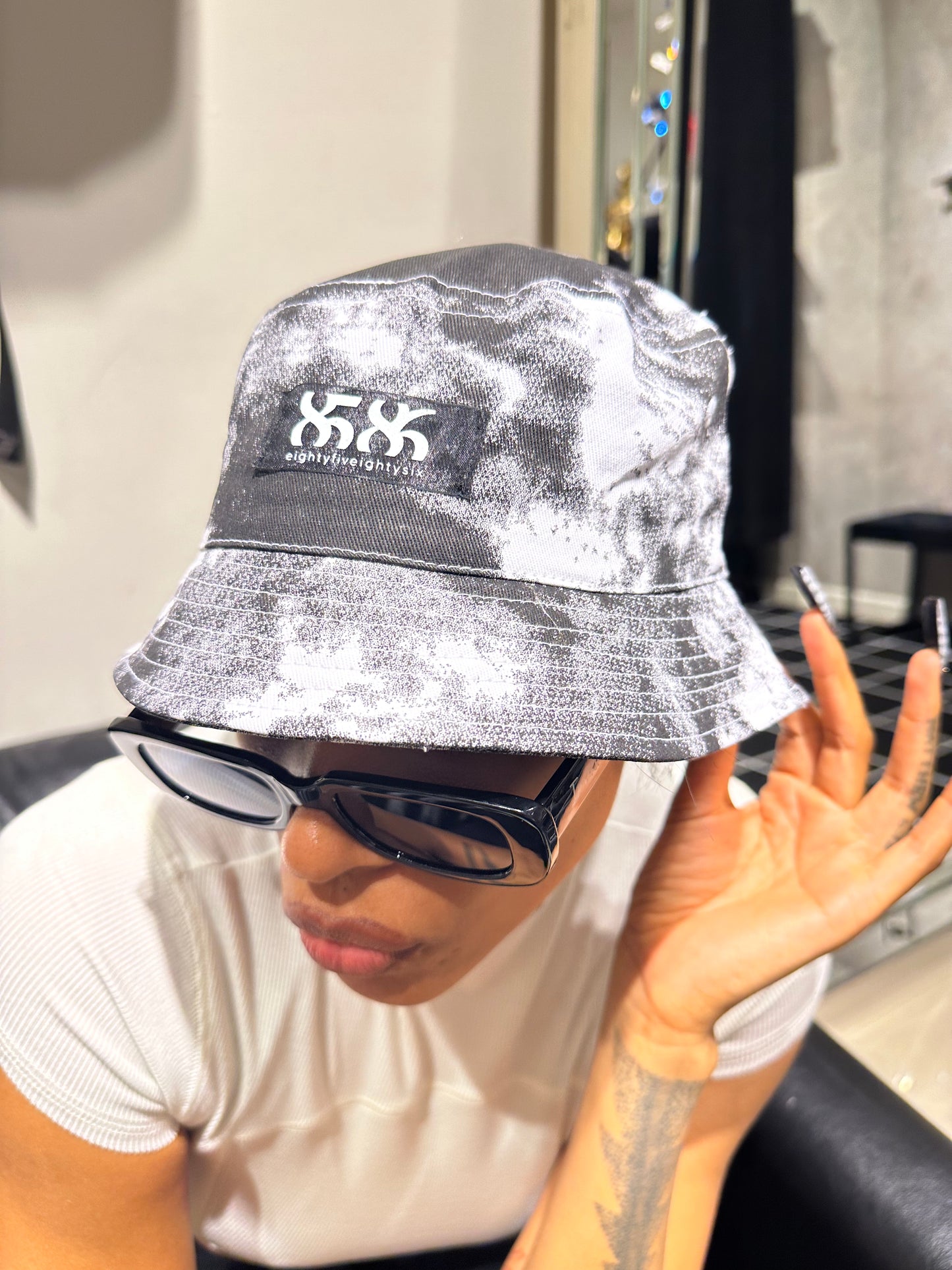 8586: BLACK AND WHITE BUCKET HAT