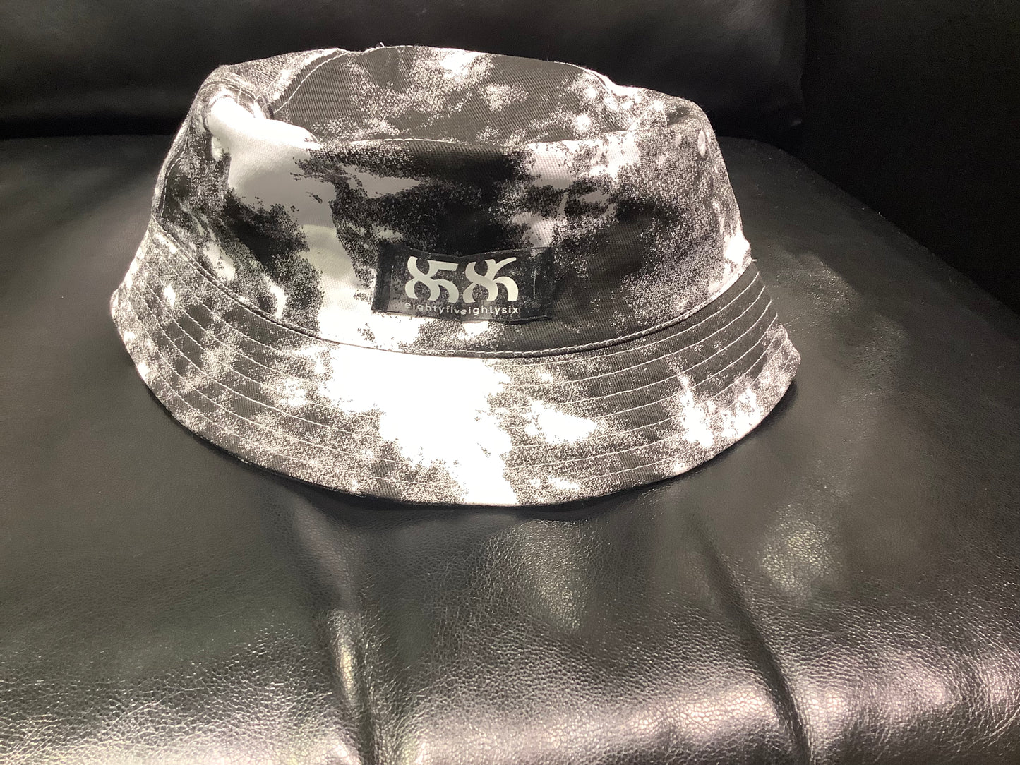 8586: BLACK AND WHITE BUCKET HAT