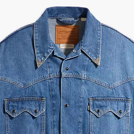 LEVIS: WESTERN TRUCKER JACKET (close up flat lay)