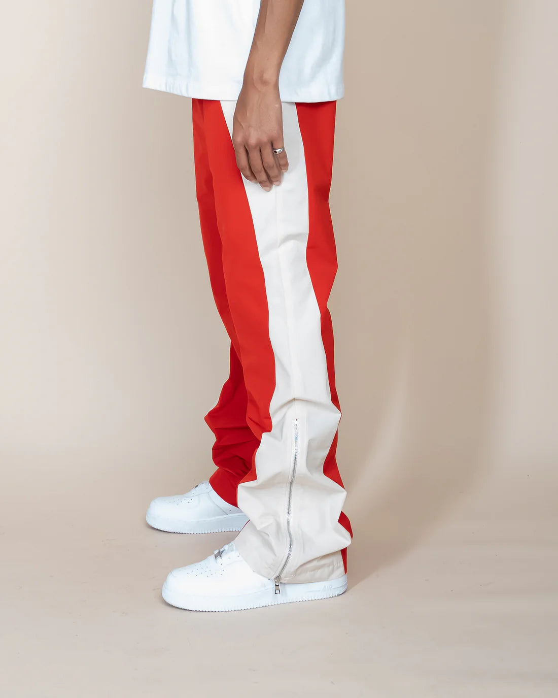 EPTM: NANDO FLARE PANTS (side view closed zipper)