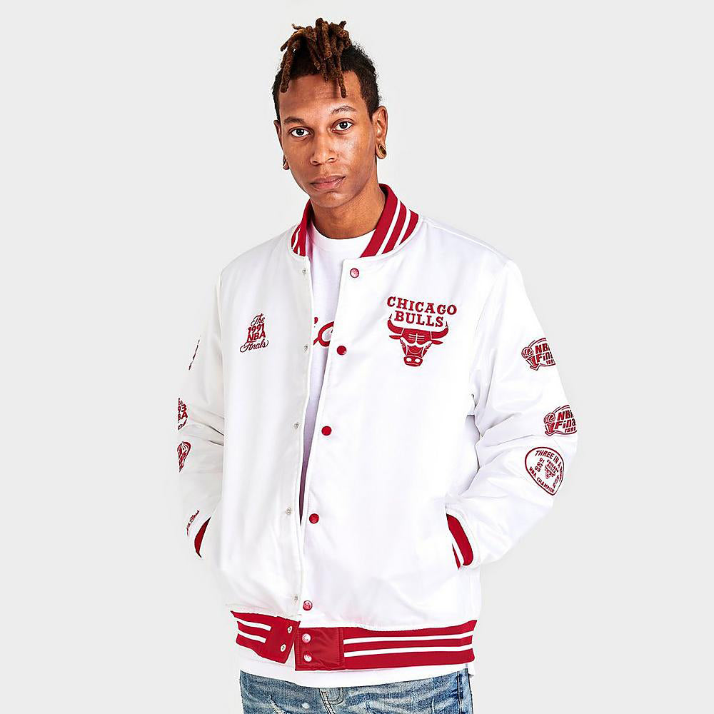 MITCHELL AND NESS: NBA CHICAGO BULLS LIGHTWEIGHT JACKET (on model)