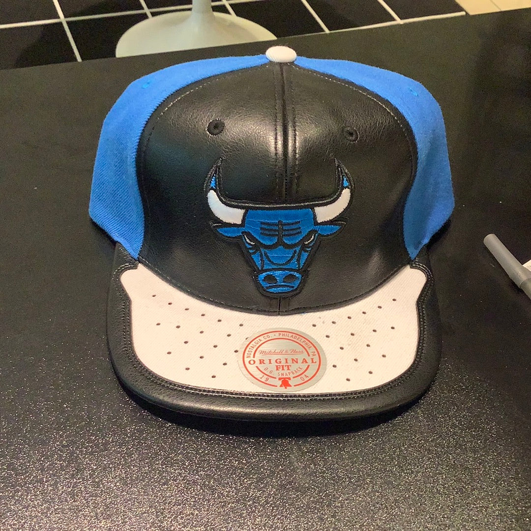 MITCHELL & NESS: NBA DAY ONE SNAPBACK BULLS (blue and black)