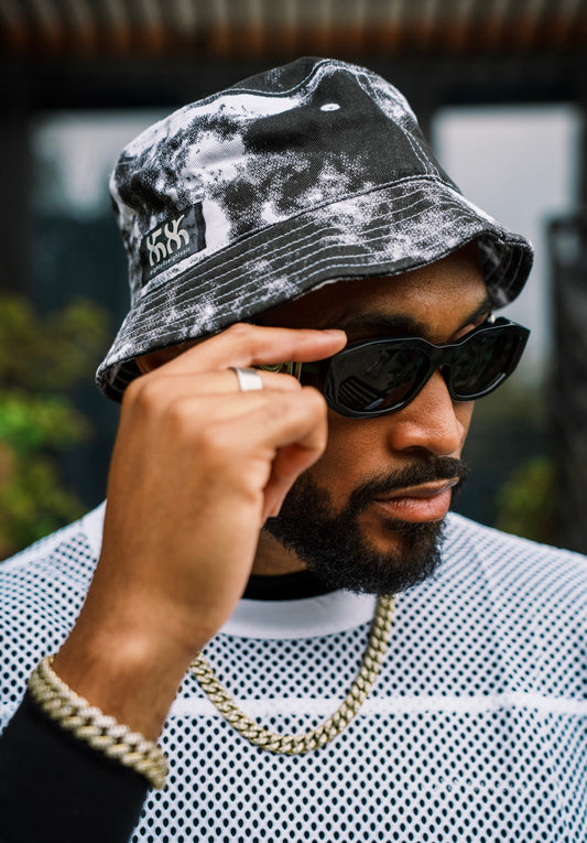 8586: BLACK AND WHITE BUCKET HAT