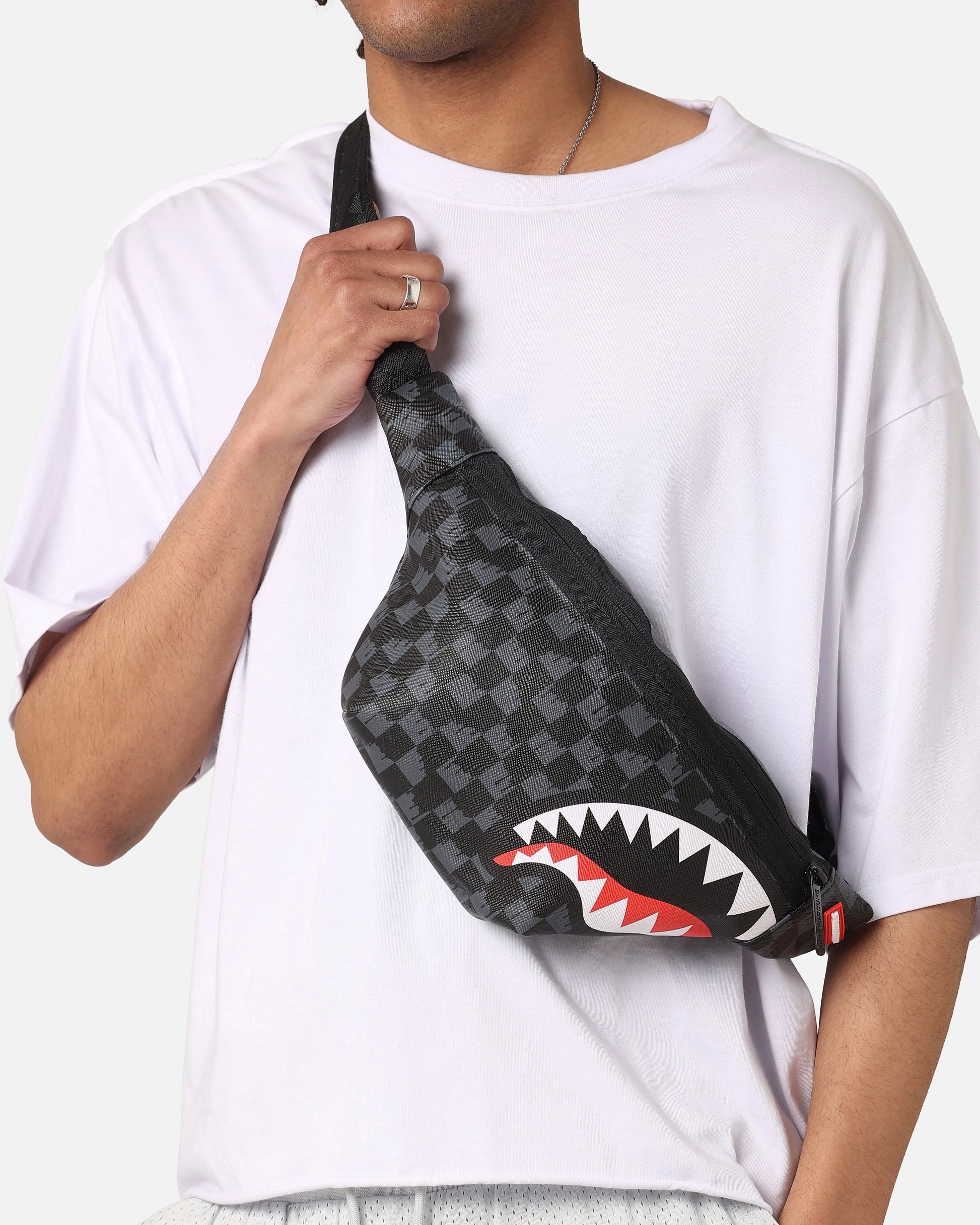 Sprayground シャークデザイン ボディバッグ SPRAYGROUND: DRIPPING SHARKS IN PARIS SAVVY CROSSBODY – 85