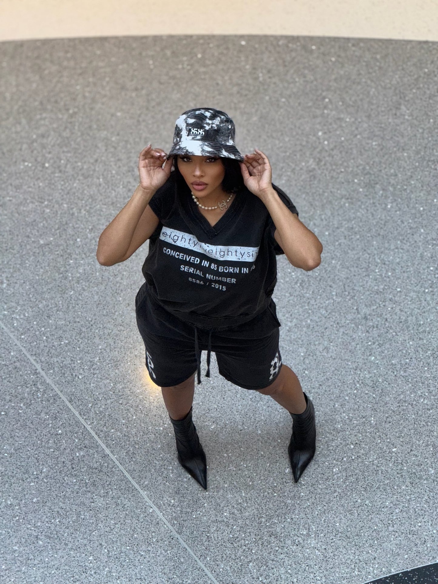 8586: ANNIVERSARY SLEEVELESS VEST