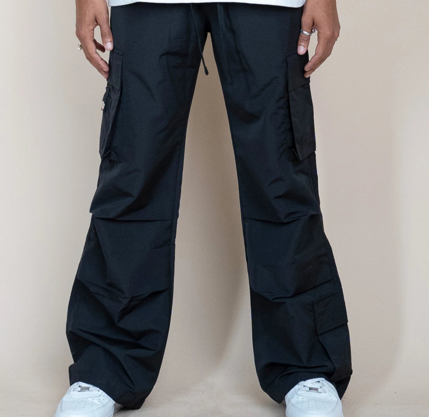 EPTM: PARACHUTE CARGO PANTS BLACK (view on model)