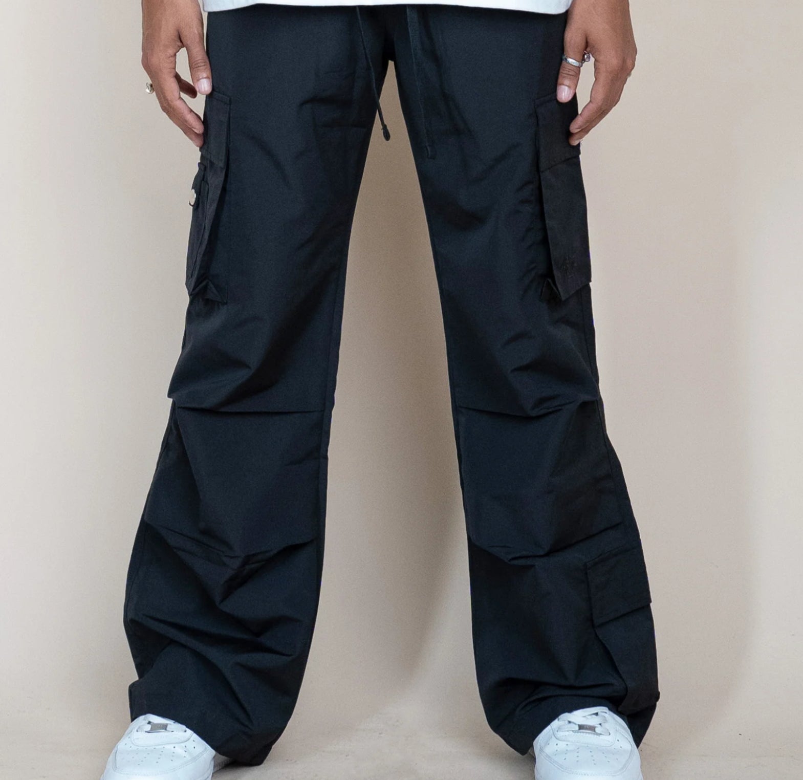 EPTM: PARACHUTE CARGO PANTS BLACK (view on model)