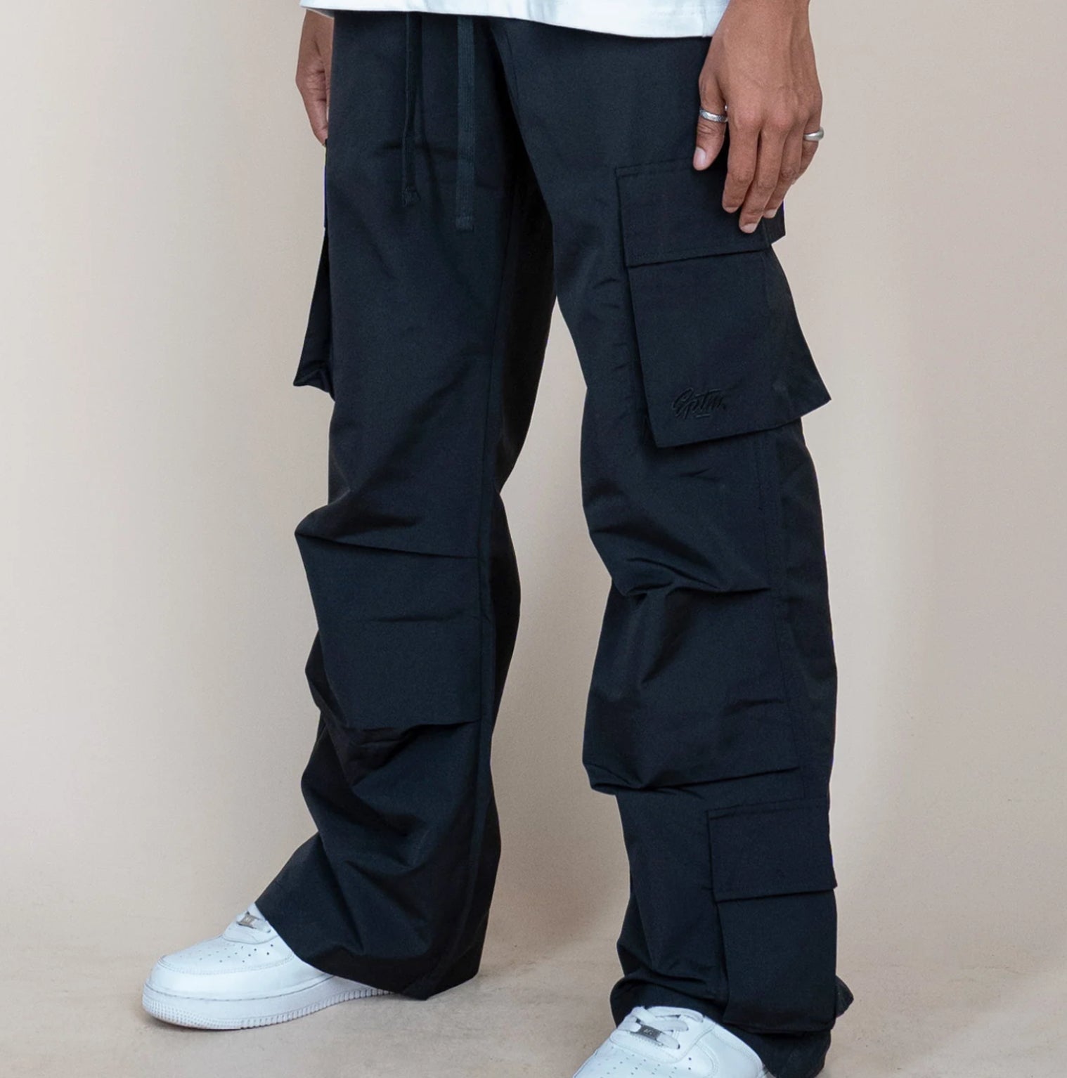 EPTM: PARACHUTE CARGO PANTS BLCK (side view on model)