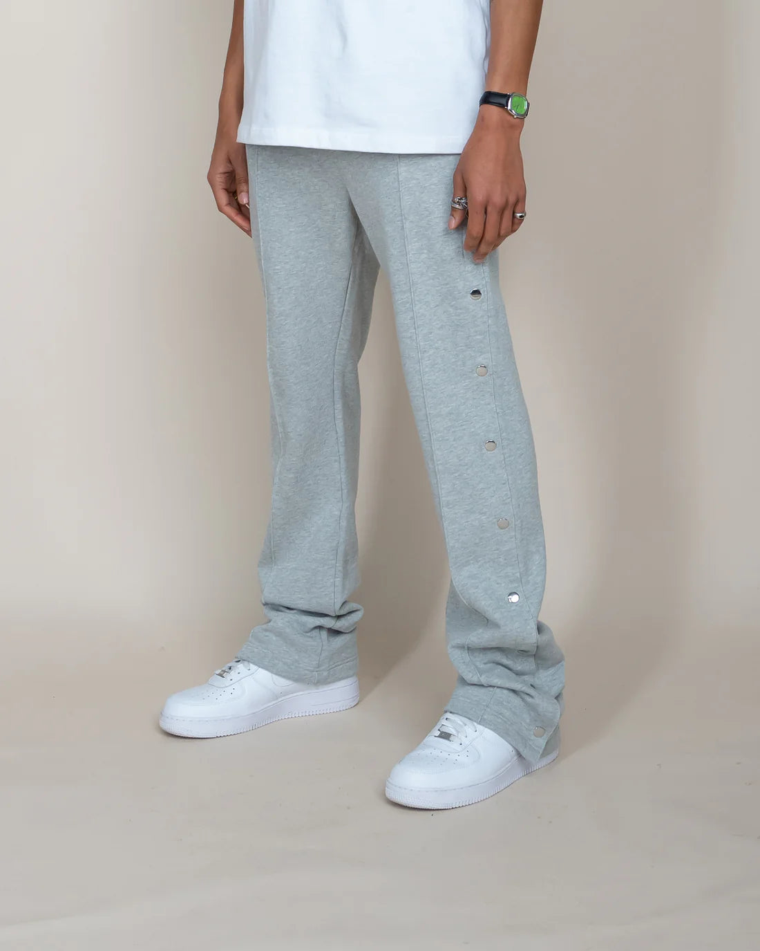 EPTM: FRENCH TERRY SNAP FLARED PANTS GREY (model side view)