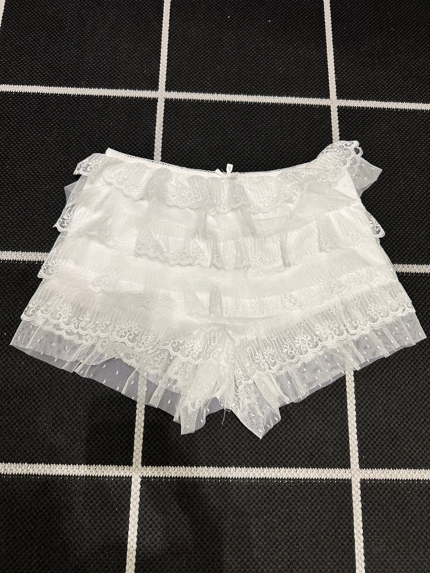 8586: TIERED LACE BLOOMER SHORTS