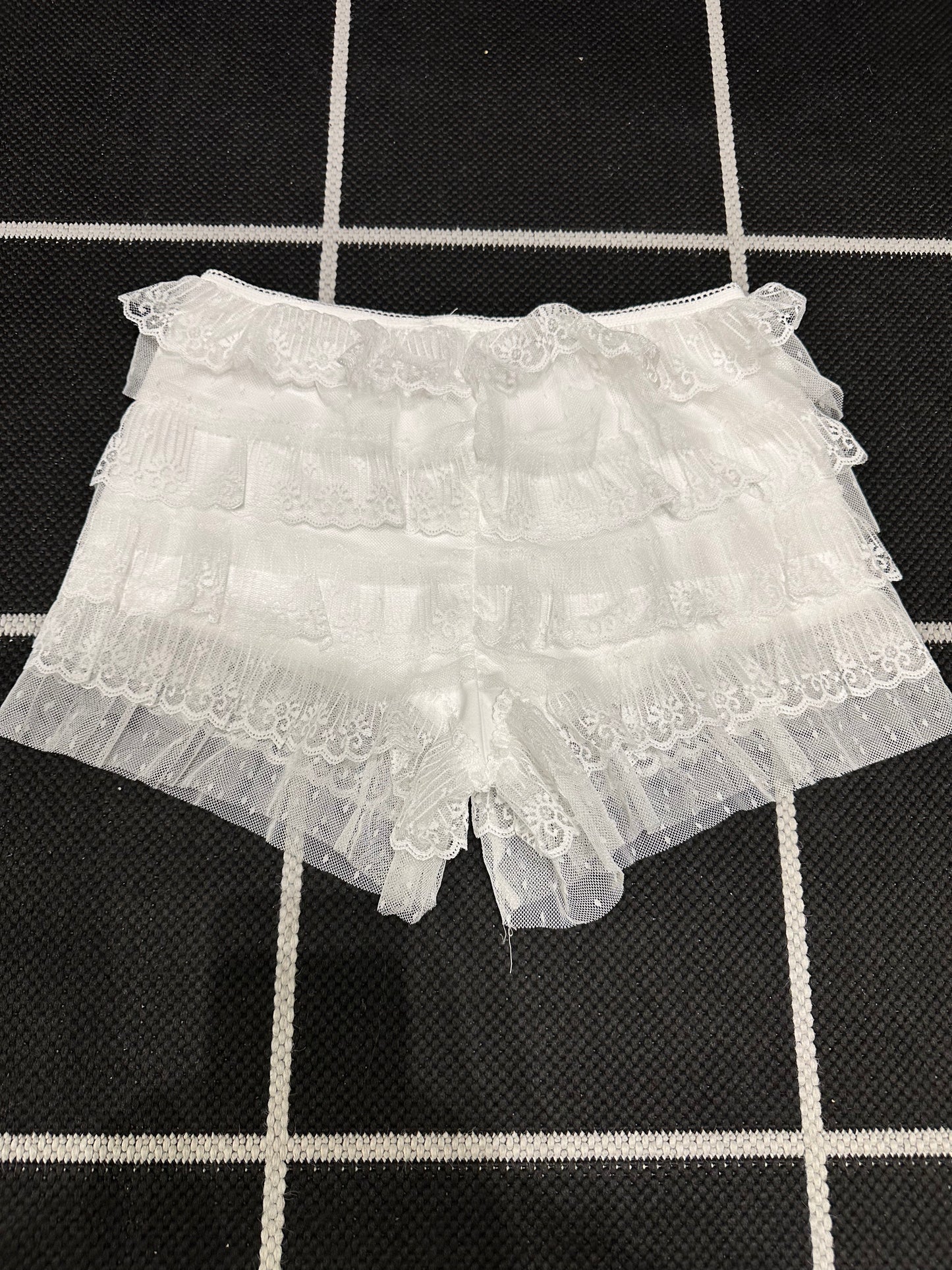 8586: TIERED LACE BLOOMER SHORTS