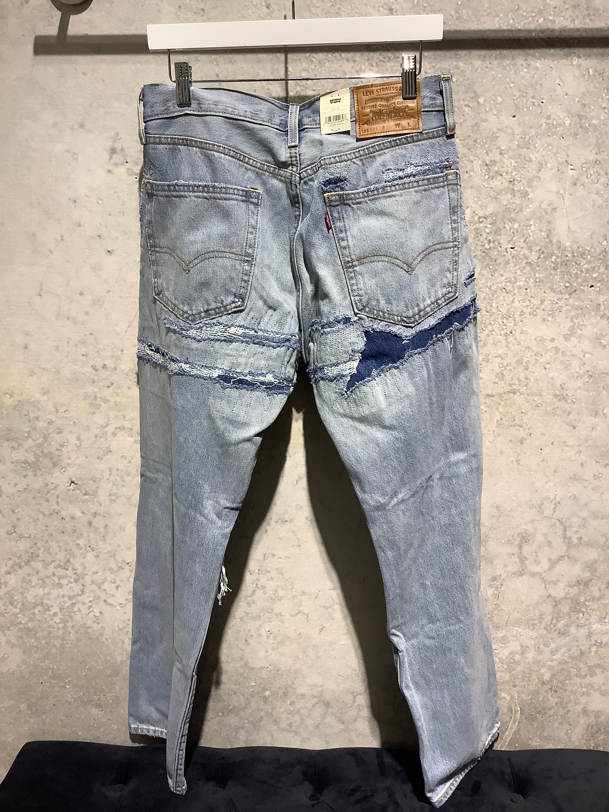 Distressed deals levi jeans