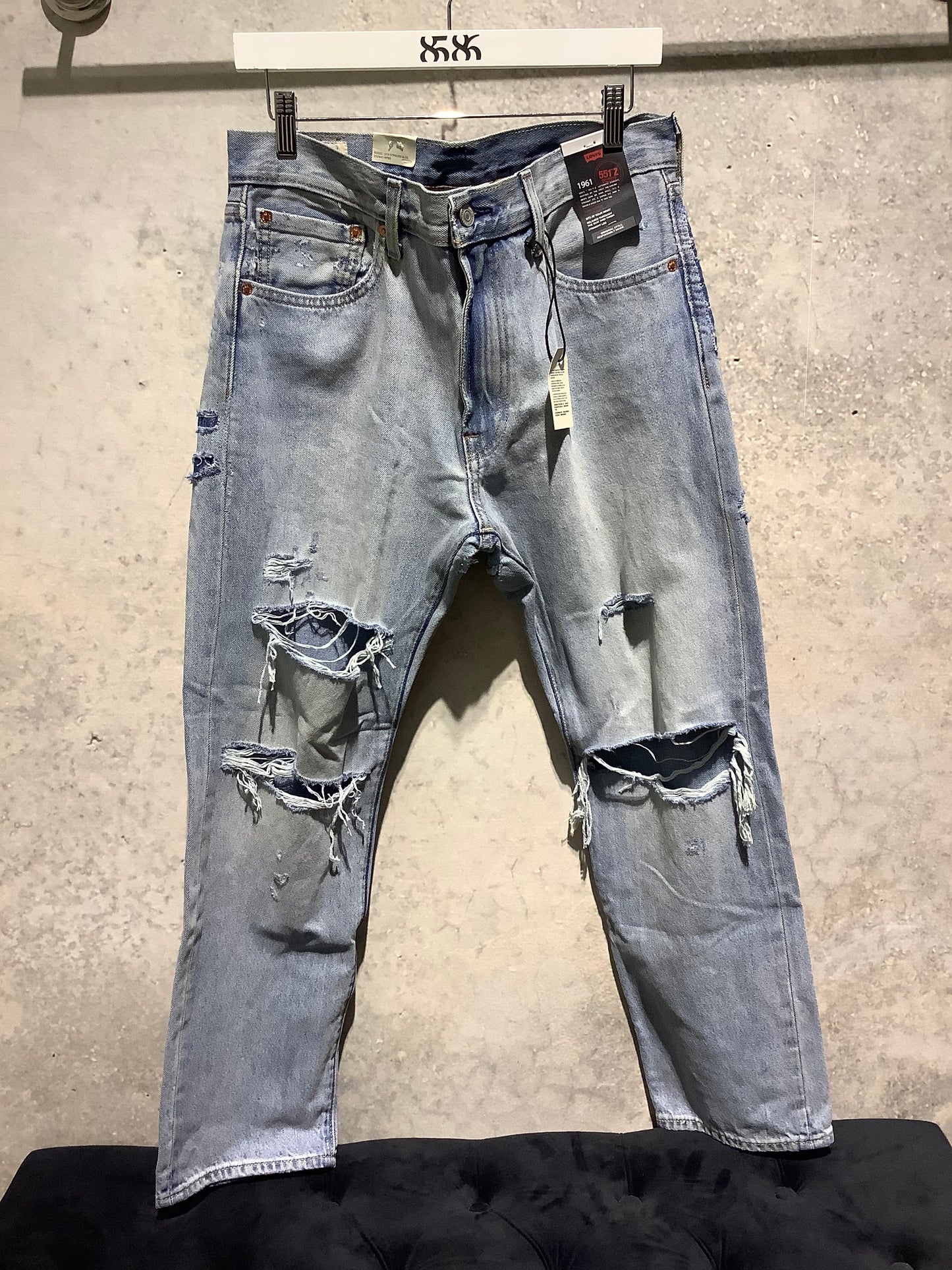 LEVIS PREMIUM: DISTRESSED STRAIGHT LEG JEANS