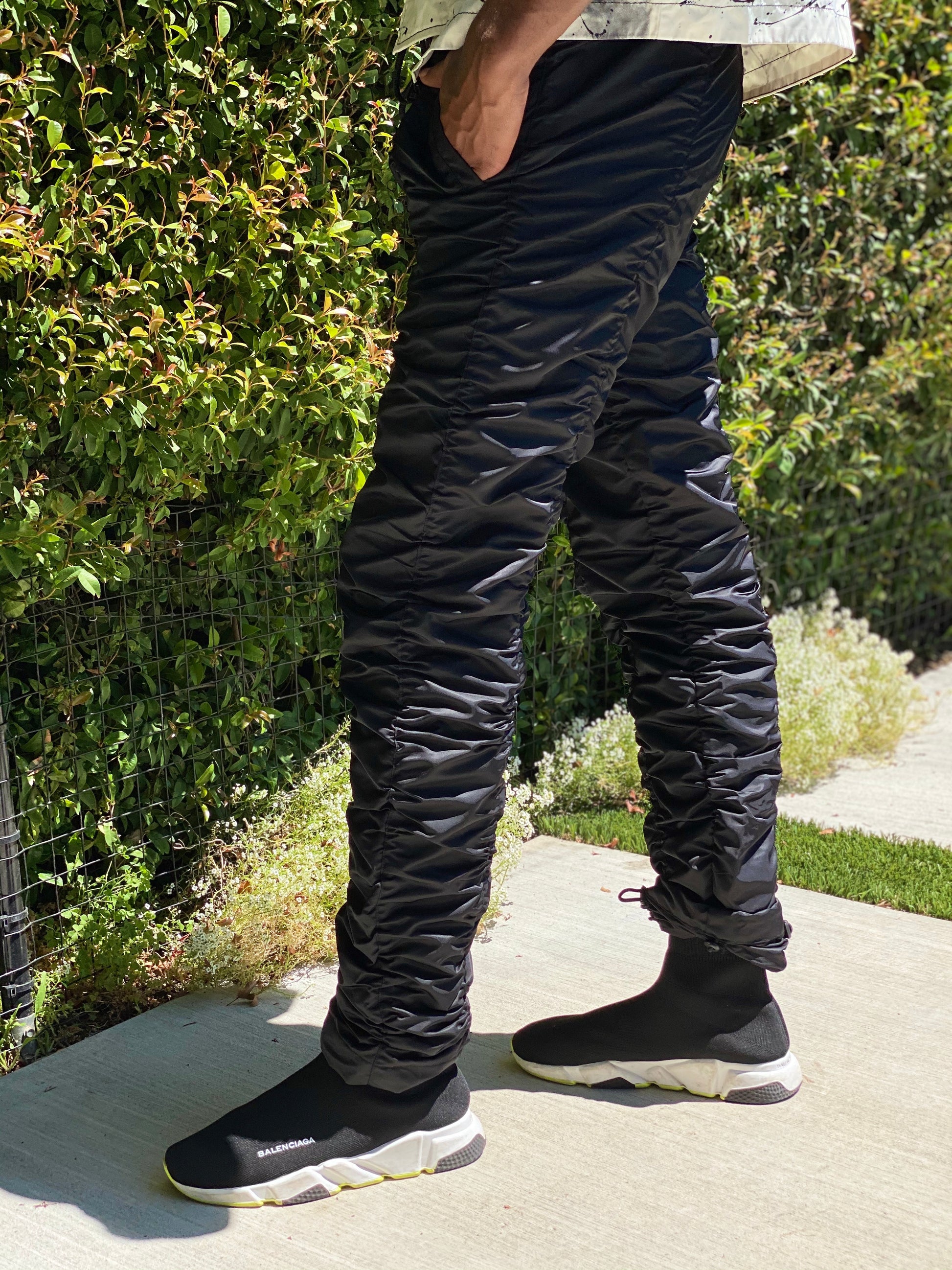 EPTM: COMPRESSED NYLON PANTS BLACK (side view on model)